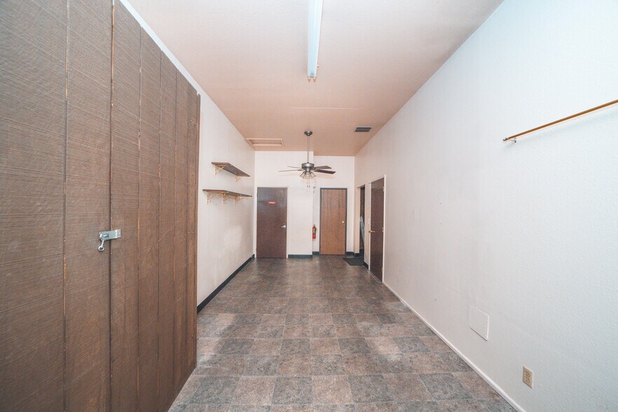 More Photos Of 20942-20948 Bloomfield Ave, Lakewood Unknown For Lease