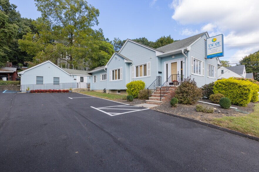 Primary Photo Of 189 S Pearl St, Pearl River Medical For Sale