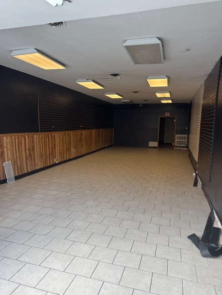 More Photos Of 6244-6250 S Archer Rd, Summit Argo Storefront For Sale
