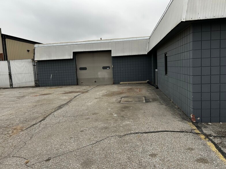 More Photos Of 4515 N 56th St, Lincoln Light Distribution For Lease