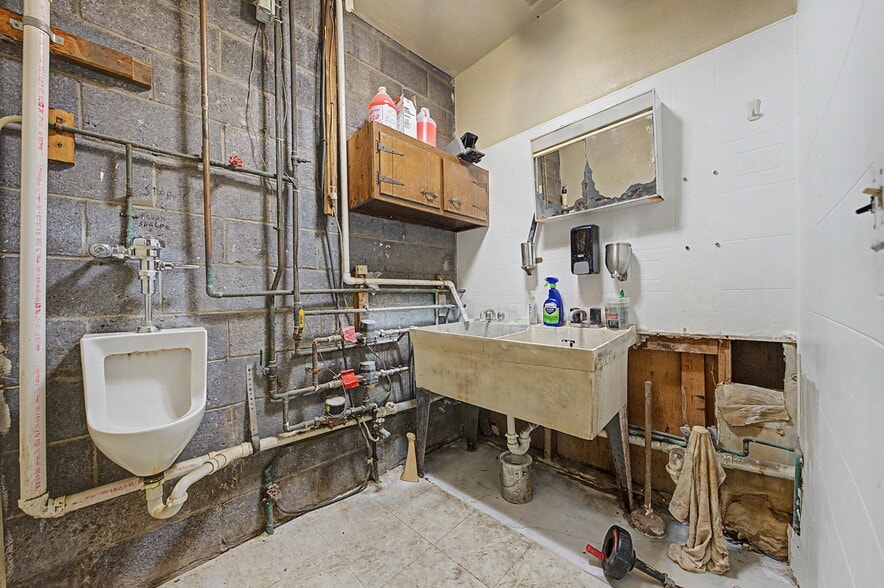 More Photos Of 23 Malcolm St, Morristown Industrial For Sale
