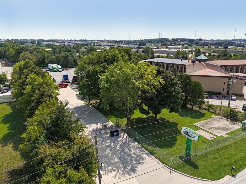 More Photos Of 3560 E Evergreen St, Springfield Office For Sale