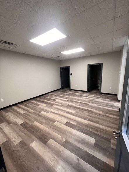 More Photos Of 1723 Grove Point, Savannah Light Distribution For Lease