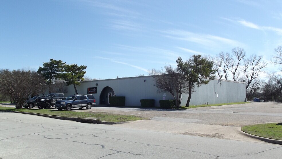 More Photos Of 1507 Central Park Dr, Hurst Warehouse For Lease