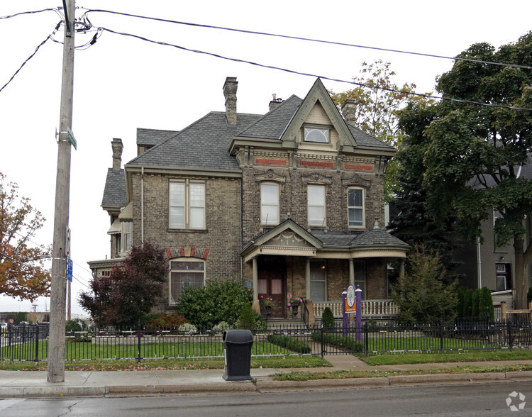 Primary Photo Of 869 Dundas St, London Office For Lease