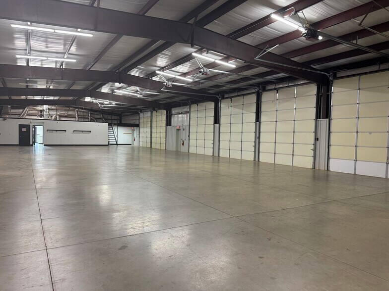 More Photos Of 9011 Polaris Dr, Oklahoma City Distribution For Lease