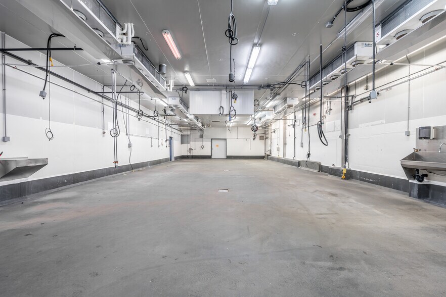 More Photos Of 3300 Boul Industriel, Laval Refrigeration Cold Storage For Lease