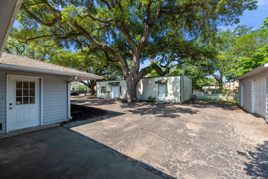 More Photos Of 1001 Avenue B, Katy Storefront Retail Office For Lease