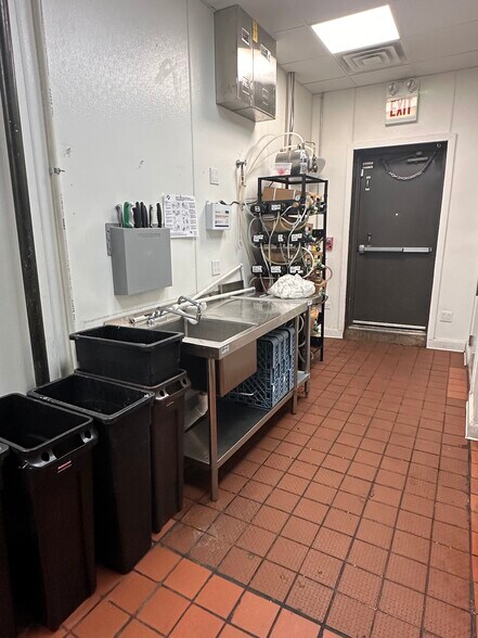 More Photos Of 6764 W Forest Preserve Dr, Harwood Heights Restaurant For Lease
