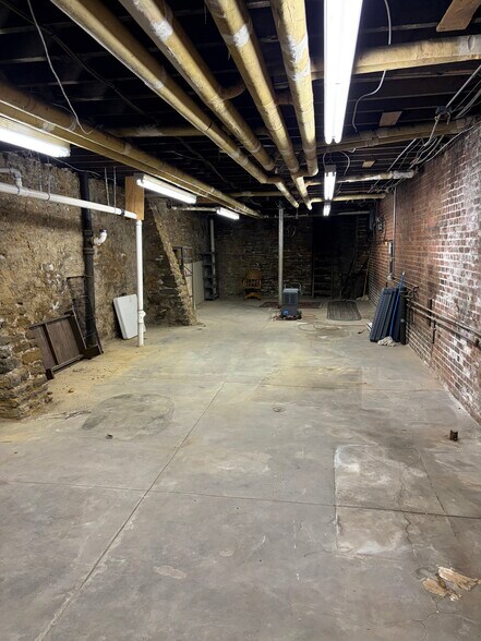 More Photos Of 736-740 Monmouth St, Newport Storefront Retail Residential For Lease