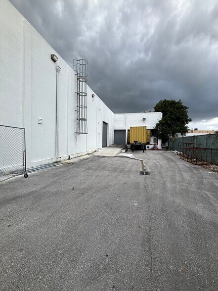 More Photos Of 3400 NW 78th Ave, Miami Showroom For Lease