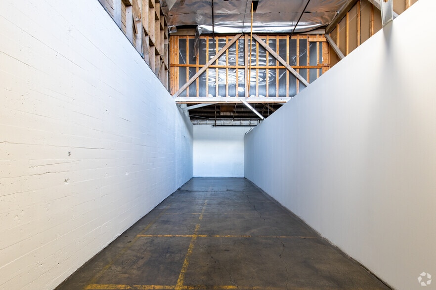 More Photos Of 3040 E 12th St, Los Angeles Warehouse For Lease