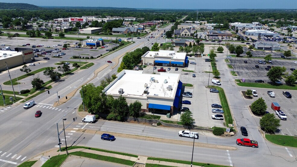 More Photos Of 1910-2040 W 31st St, Lawrence Unknown For Lease