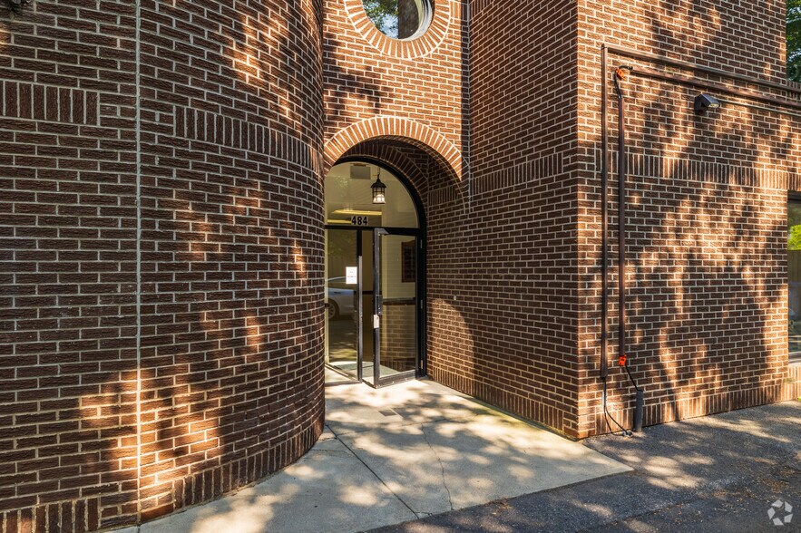 More Photos Of 482-484 Boul Beaconsfield, Beaconsfield Storefront Retail Office For Lease