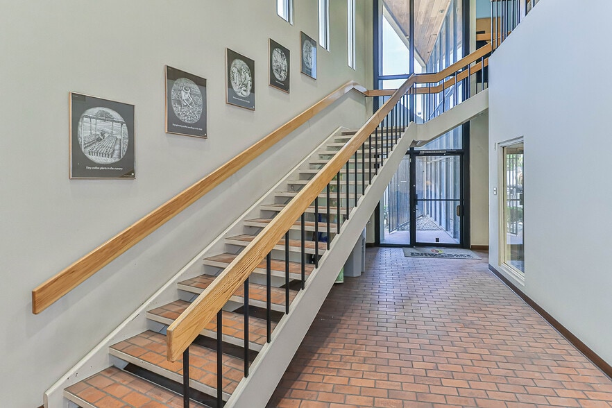 More Photos Of 1625 Riverside Dr, Los Angeles Warehouse For Lease