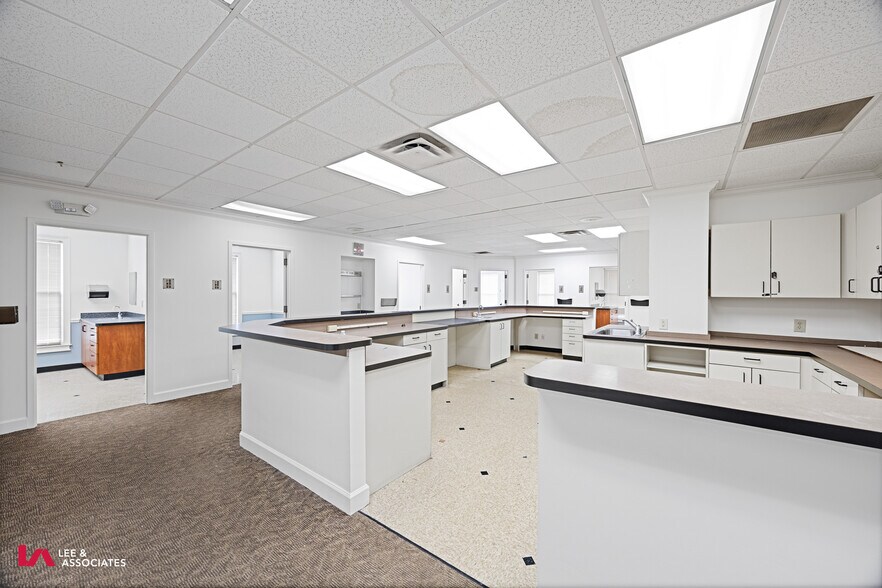 More Photos Of 1776 Old Spring House Ln, Dunwoody Medical For Lease