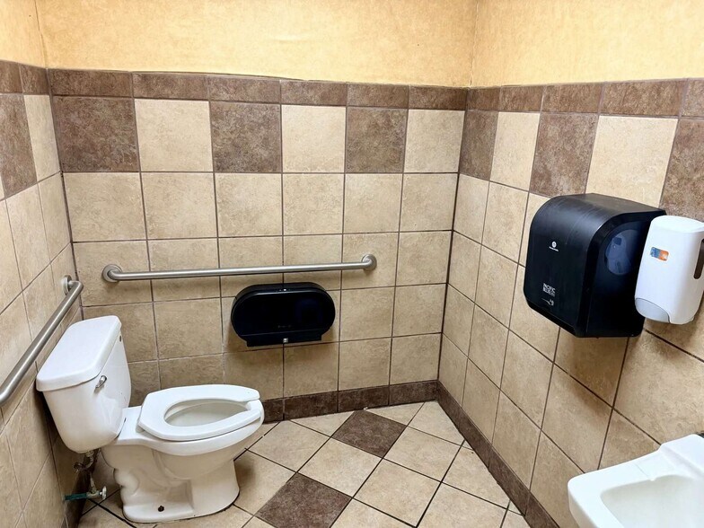More Photos Of 1000 N Douglass St, Malden Restaurant For Lease