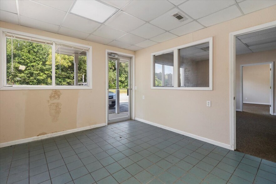 More Photos Of 1006 B Nettleton Ave, Thayer Office For Sale