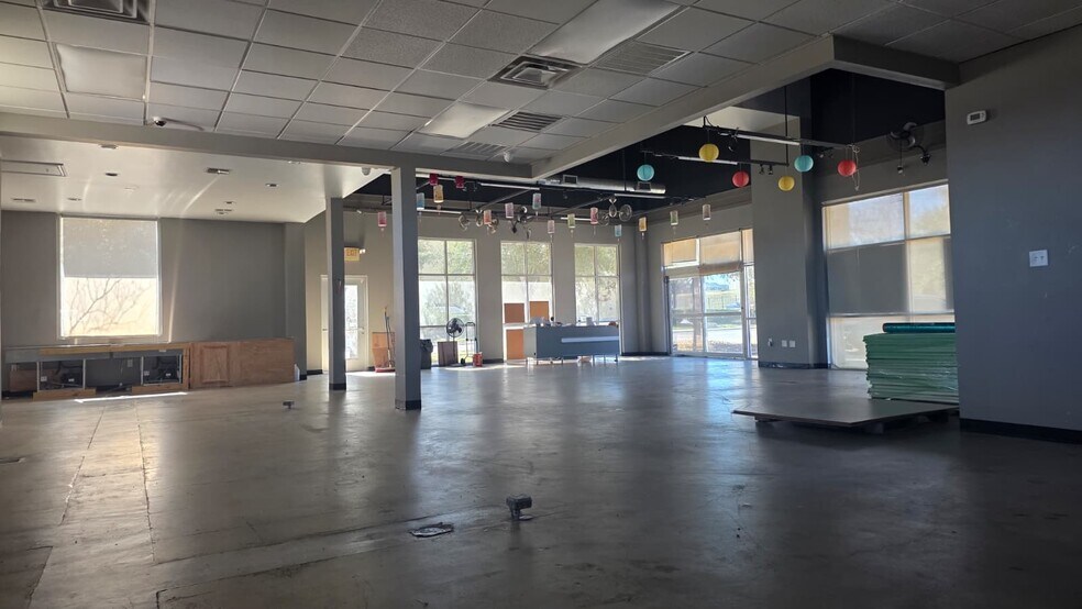 More Photos Of 1713 Park Pl, College Station General Retail For Lease