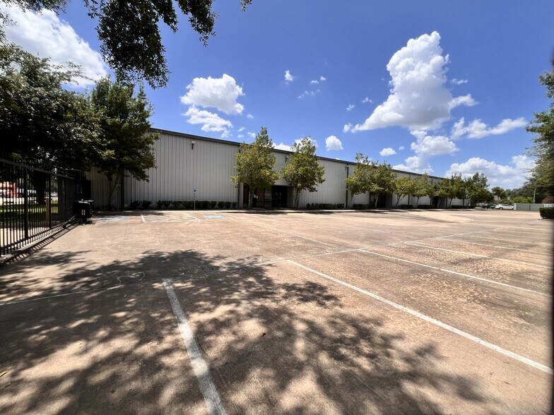 More Photos Of 5611 Guhn Rd, Houston Warehouse For Lease