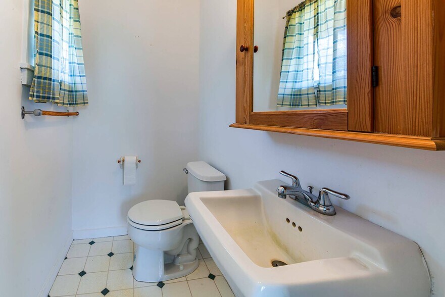 More Photos Of 512 Three Mile Harbor Hog Creek Hwy, East Hampton Loft Creative Space For Lease