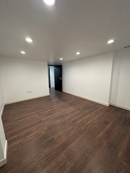 More Photos Of 11318-11320 Santa Monica Blvd, Los Angeles Storefront For Lease