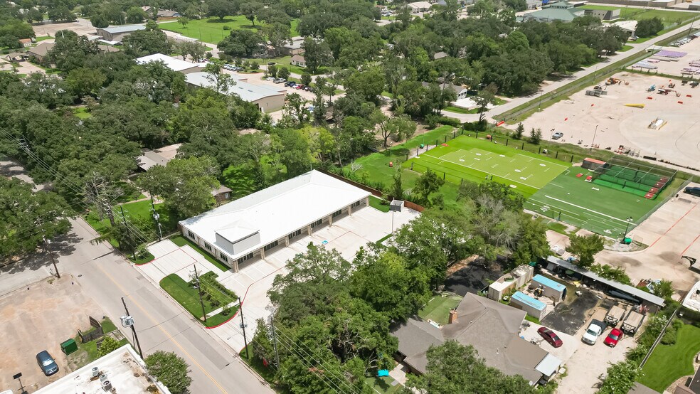 More Photos Of 910 East Ave, Katy Showroom For Lease