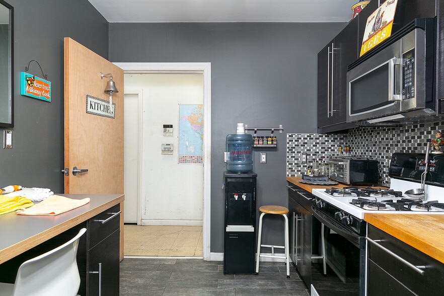 More Photos Of 1550 Victory Blvd, Glendale Office For Sale