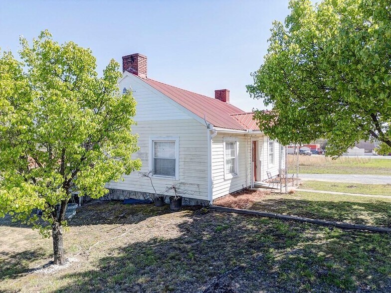 More Photos Of 806 N 3rd Ave, Chatsworth Office Residential For Sale