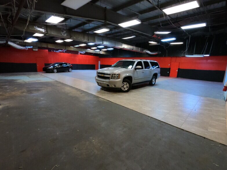 More Photos Of 7685 Pines Blvd, Pembroke Pines Showroom For Lease