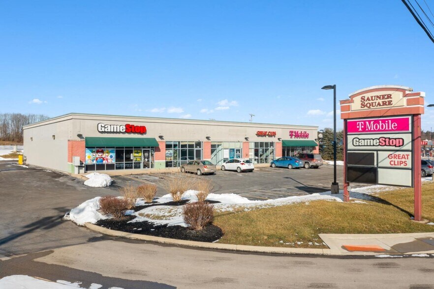 More Photos Of 704-720 Harry Sauner Rd, Hillsboro General Retail For Lease