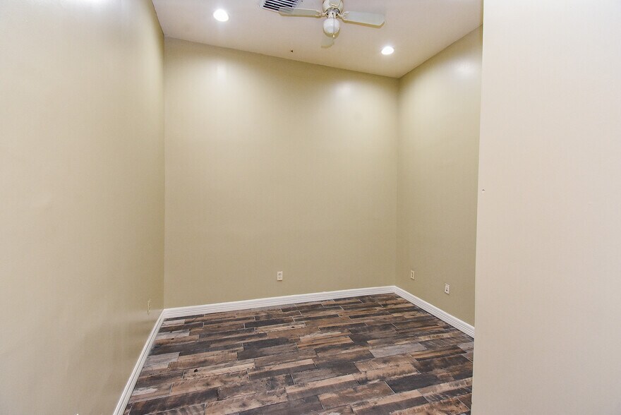 More Photos Of 9527 Ponderosa Ln, Houston Medical For Lease