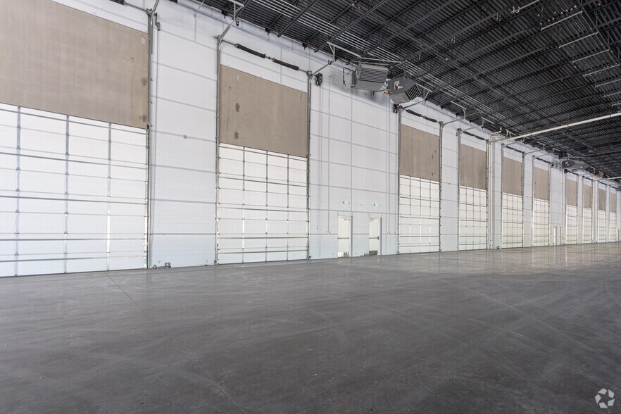 More Photos Of 593-689 N Saratoga Rd, Saratoga Springs Warehouse For Lease