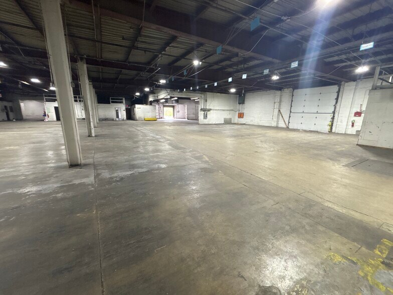 More Photos Of 315 N 9th St, St Charles Distribution For Lease