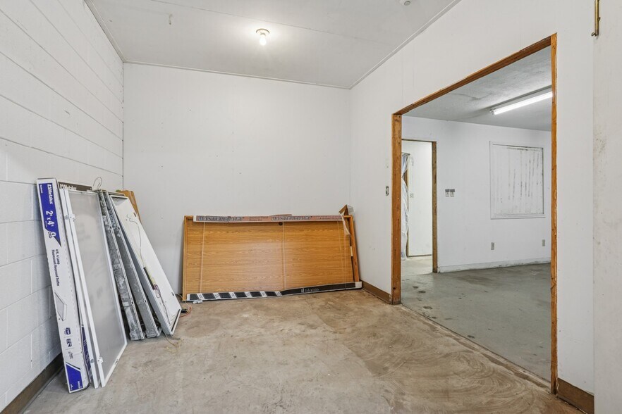 More Photos Of 1010 N Ashland Ave, Green Bay Flex For Sale