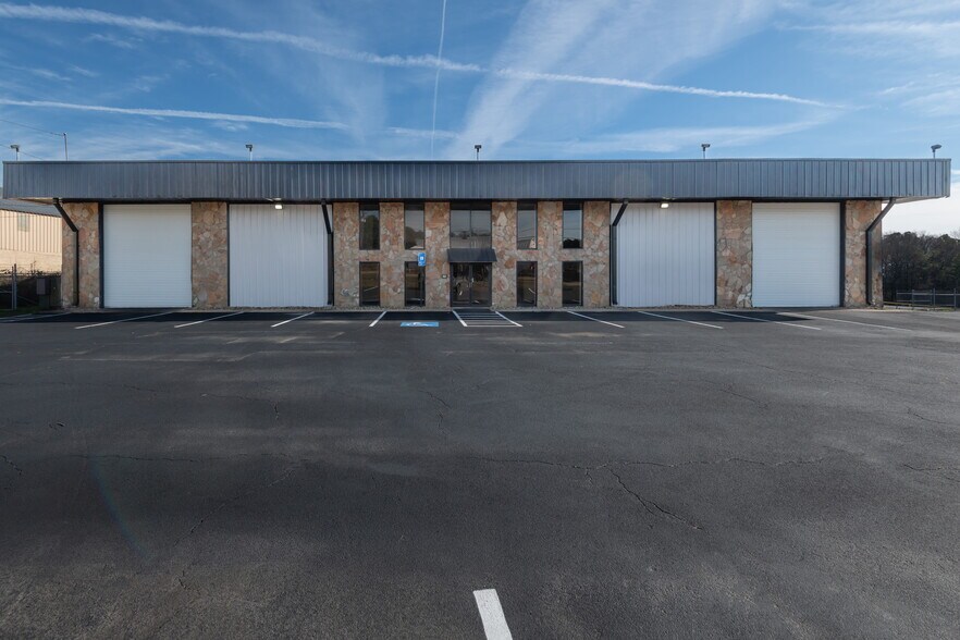 More Photos Of 3502 Moreland Ave, Conley Service For Lease