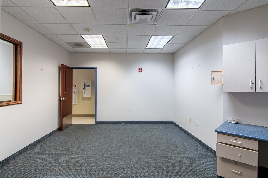 More Photos Of 201 W 5th St, Bonham Medical For Lease