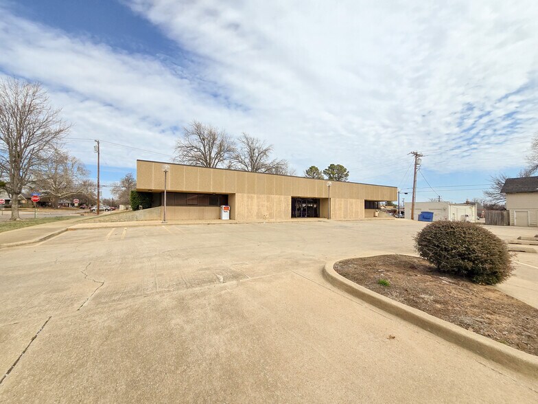 More Photos Of 123 W Highland St, Shawnee Office For Lease