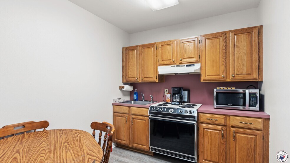 More Photos Of 901 N Kings Hwy, Wake Village Healthcare For Sale