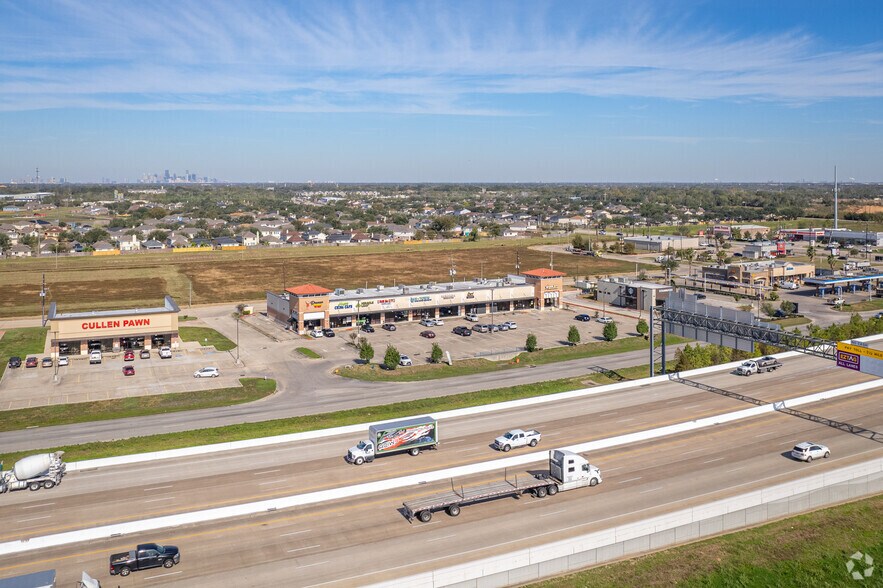 More Photos Of 4001 S Sam Houston Pky, Houston Storefront For Lease