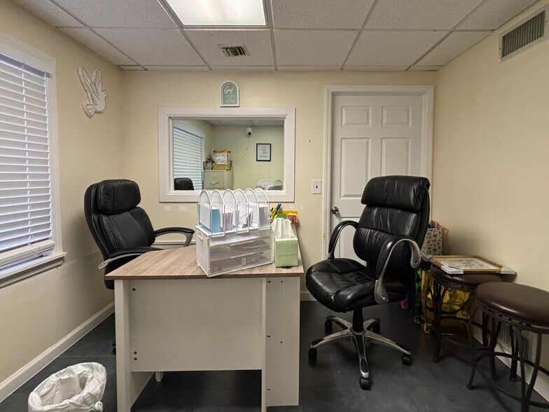 More Photos Of 292-294 Medford Ave, Patchogue Office For Lease