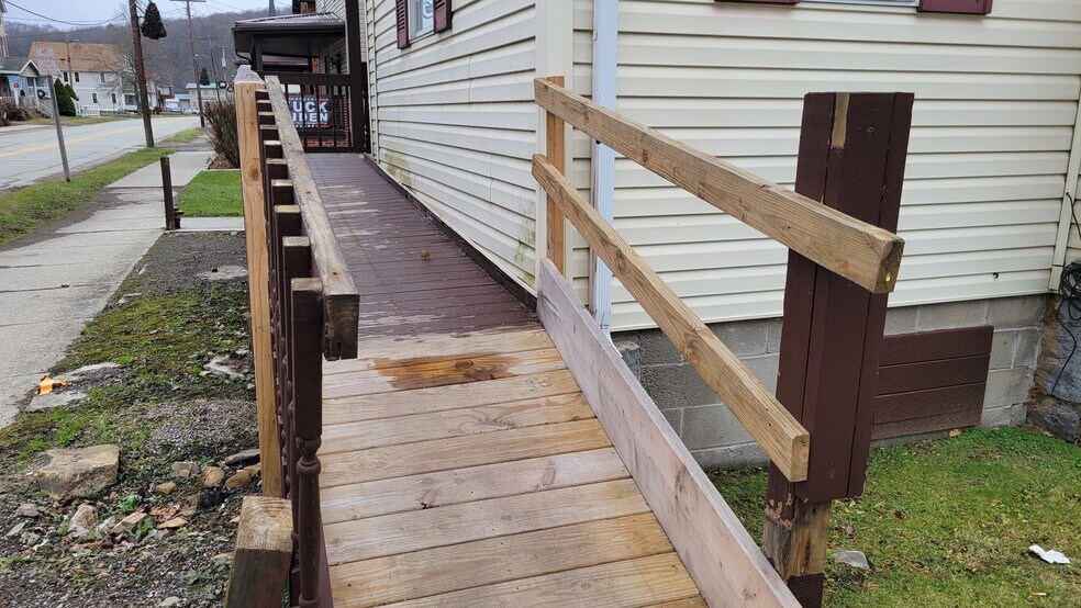 More Photos Of 522 Main St, Rockwood Specialty For Sale