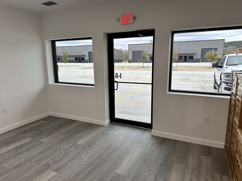 More Photos Of 606 Mill Run, Kerrville Warehouse For Lease