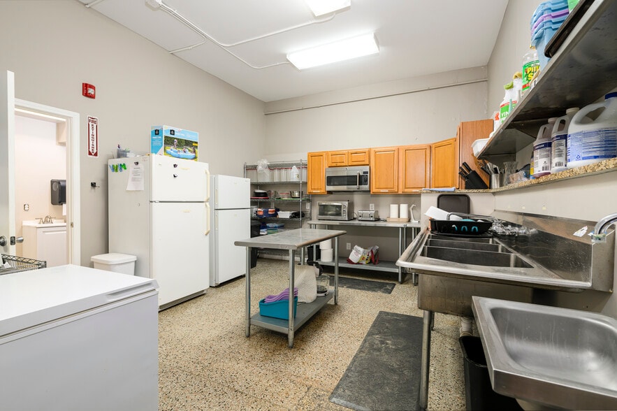 More Photos Of 5001 Pernod Ave, Saint Louis Flex For Sale