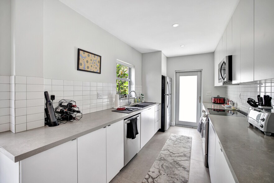 More Photos Of 625 NE 13th Ave, Fort Lauderdale Multifamily For Sale