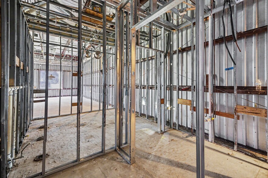 More Photos Of 470 This Way St, Lake Jackson General Retail For Lease