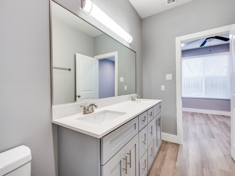 More Photos Of 1100 Us-90 Hwy W, Sealy Apartments For Sale