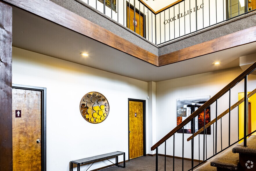 More Photos Of 136 E Walnut St, Independence Office For Lease