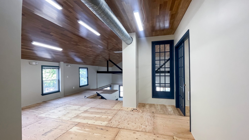 More Photos Of 554 Main St, Oakville Storefront Retail Office For Lease