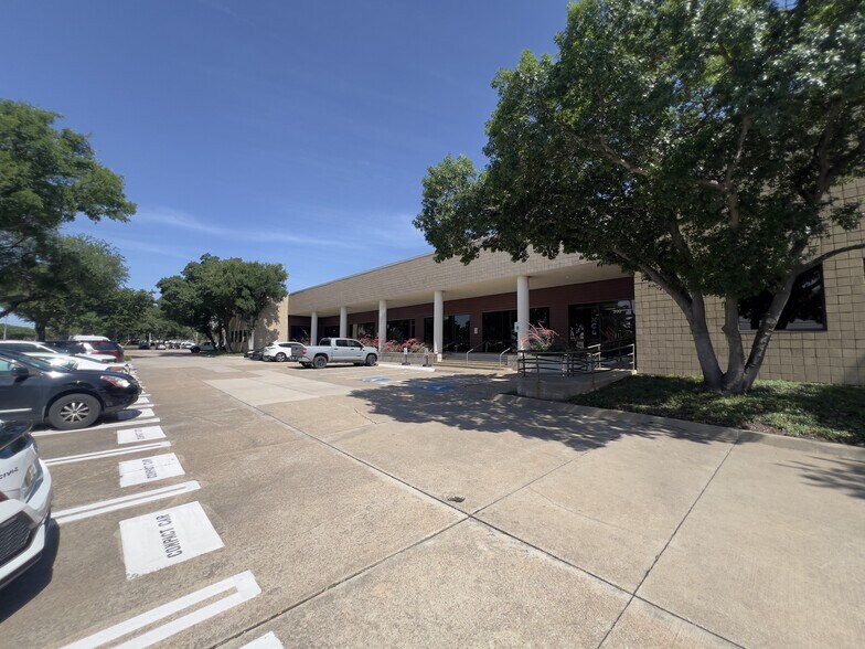 More Photos Of 1825 E Plano Pky, Plano Light Manufacturing For Lease